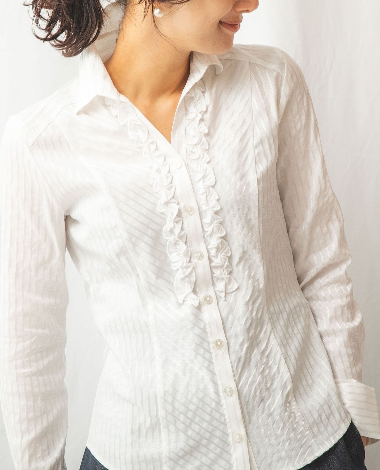 変形綾織りストライプストレッチ襟付きフリルシャツ