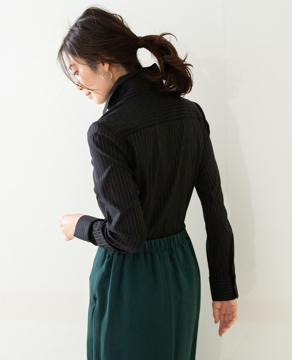 【NARACAMICIE】変形綾織りストライプストレッチ襟付きフリルシャツ