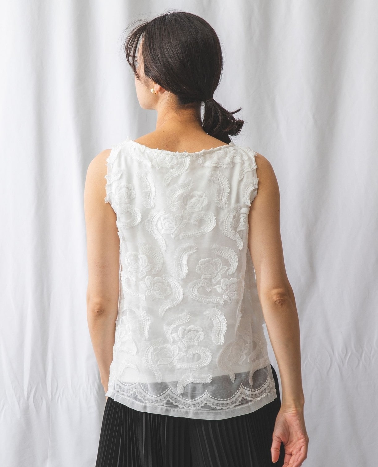 フラワー刺繍ノースリーブブラウス(1(M)9号 ホワイト): ナラカミーチェ｜ナラ カミーチェ公式オンラインストア NARACAMICIE
